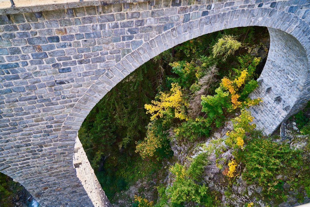 Eisenbahnbrücke über das Russeinertobel bei Disentis