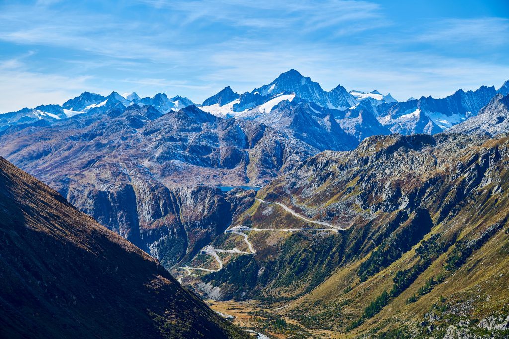 Finsteraarhorn mit Grimselpass-Straße vom Furkapass aus