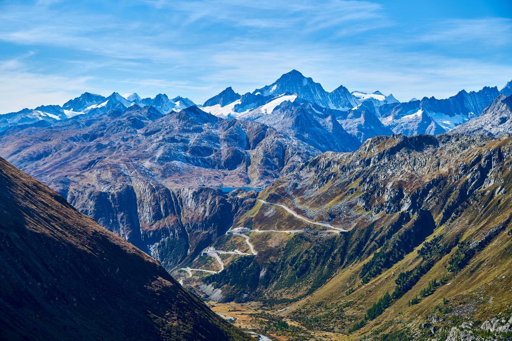 Finsteraarhorn mit Grimselpass-Straße vom Furkapass aus