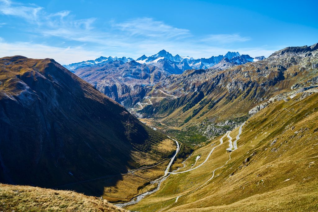 Finsteraarhorn mit Grimselpass-Straße vom Furkapass aus