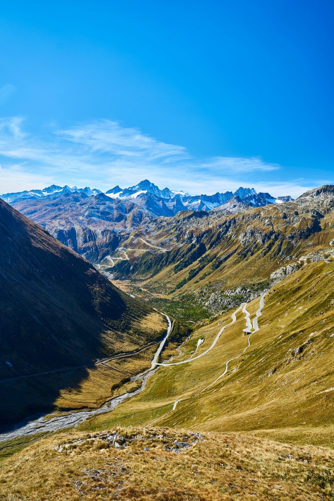 Finsteraarhorn mit Grimselpass-Straße vom Furkapass aus