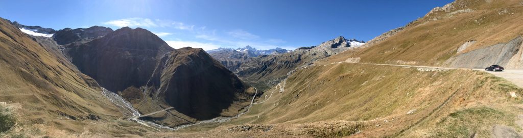 Finsteraarhorn mit Grimselpass-Straße vom Furkapass aus